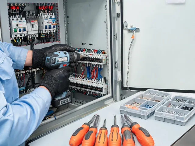 Electrical installer using compact screwdriver
